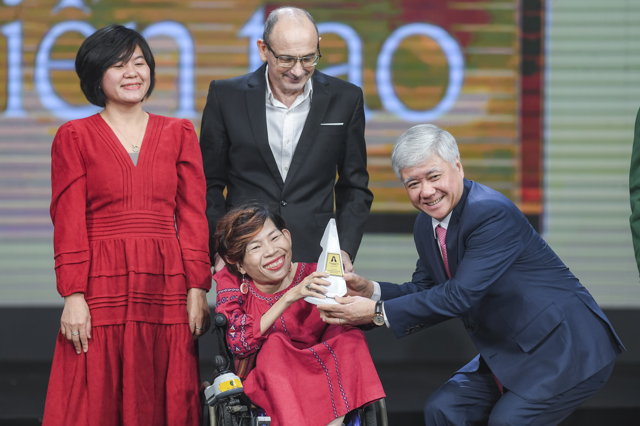 Red Star Award for our founder, Nguyen Thi Van, recognizing her as an outstanding young entrepreneur in Vietnam Red Star Award for our founder, Nguyen Thi Van, recognizing her as an outstanding young entrepreneur in Vietnam