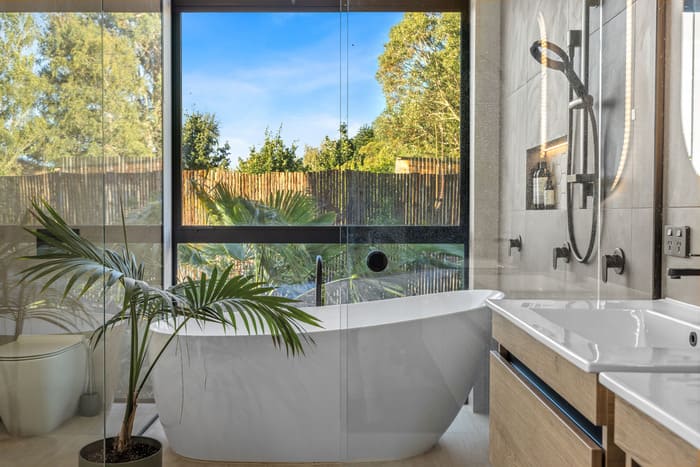 Solving HDR Problems with a Professional Editing Workflow Solving HDR Problems with a Professional Editing Workflow